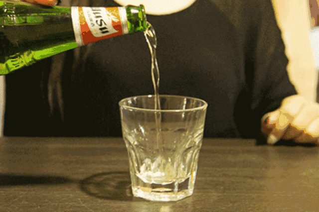 乌苏啤酒提醒您:把水留给不会喝酒的孩子