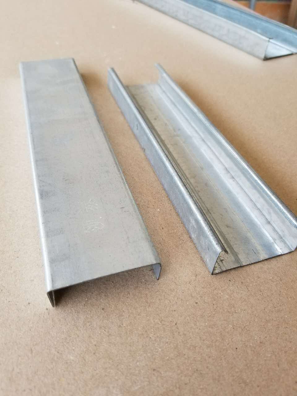 ”领泰“品牌轻钢龙骨