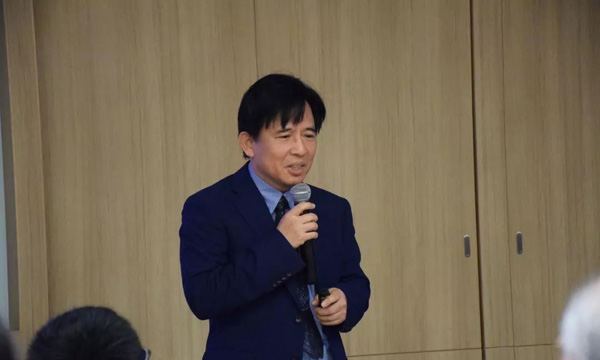 台湾长庚医院郭弘周医师于病友交流会中演讲