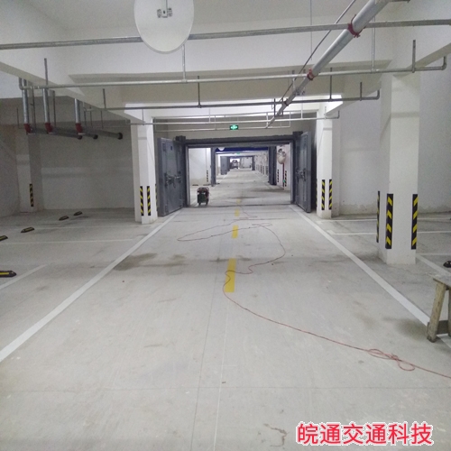 蘇滁安置小區(qū)地下車(chē)庫(kù)劃線(xiàn)施工