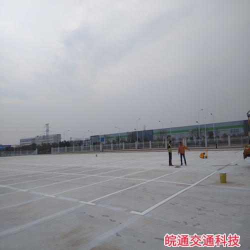 西門(mén)子北門(mén)停車(chē)場(chǎng)劃線(xiàn)施工