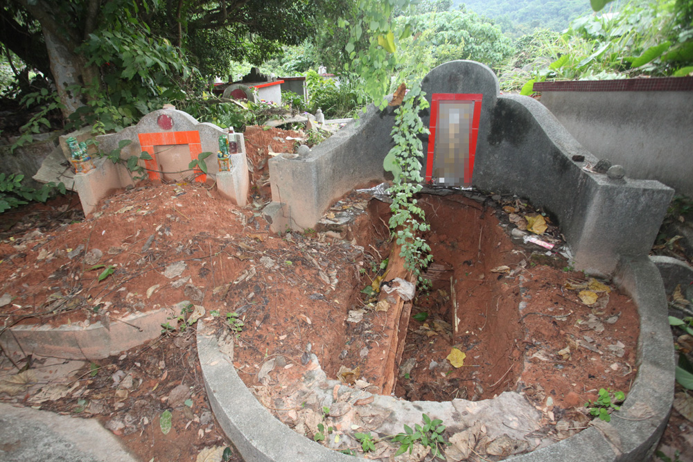坟墓建在距离其老祖坟只有8-9米处,按家乡习俗,这种做法都是不允许的