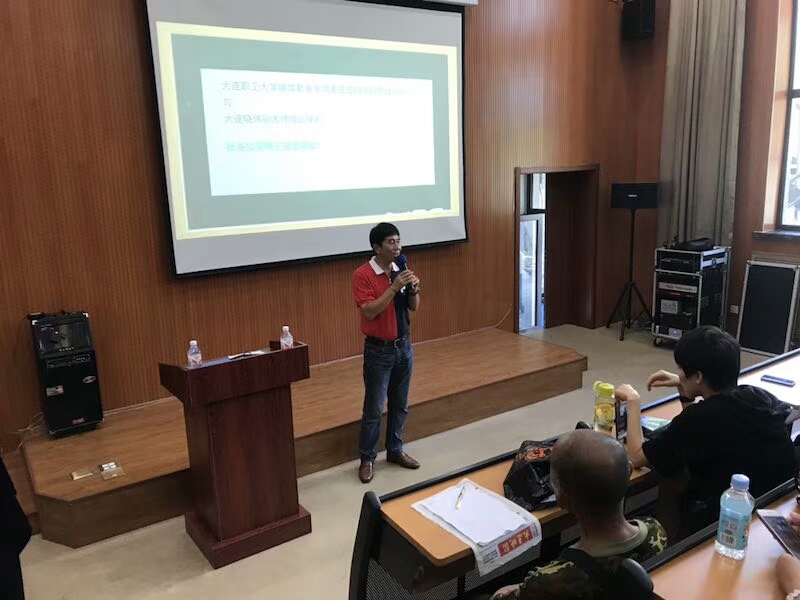 大连晓伟训犬师培训学校在大连职工大学继续教育学院与善宠宠物美容师学校三家合作，开办了大连市首次家庭宠物犬行为公益国家宠物驯导师高级技师刘晓伟的宠物行为讲解