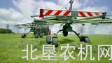 芬特牧草搂草机作业