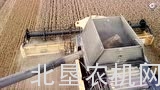纽荷兰CR9090收割机配芬特拖拉机作业
