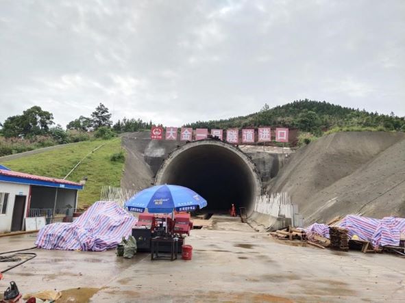 北京瑞威黄黄铁路大金隧道施工