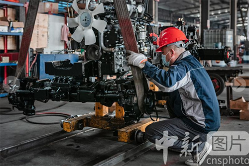 中新社报道--山东滕州：国产农机生产忙