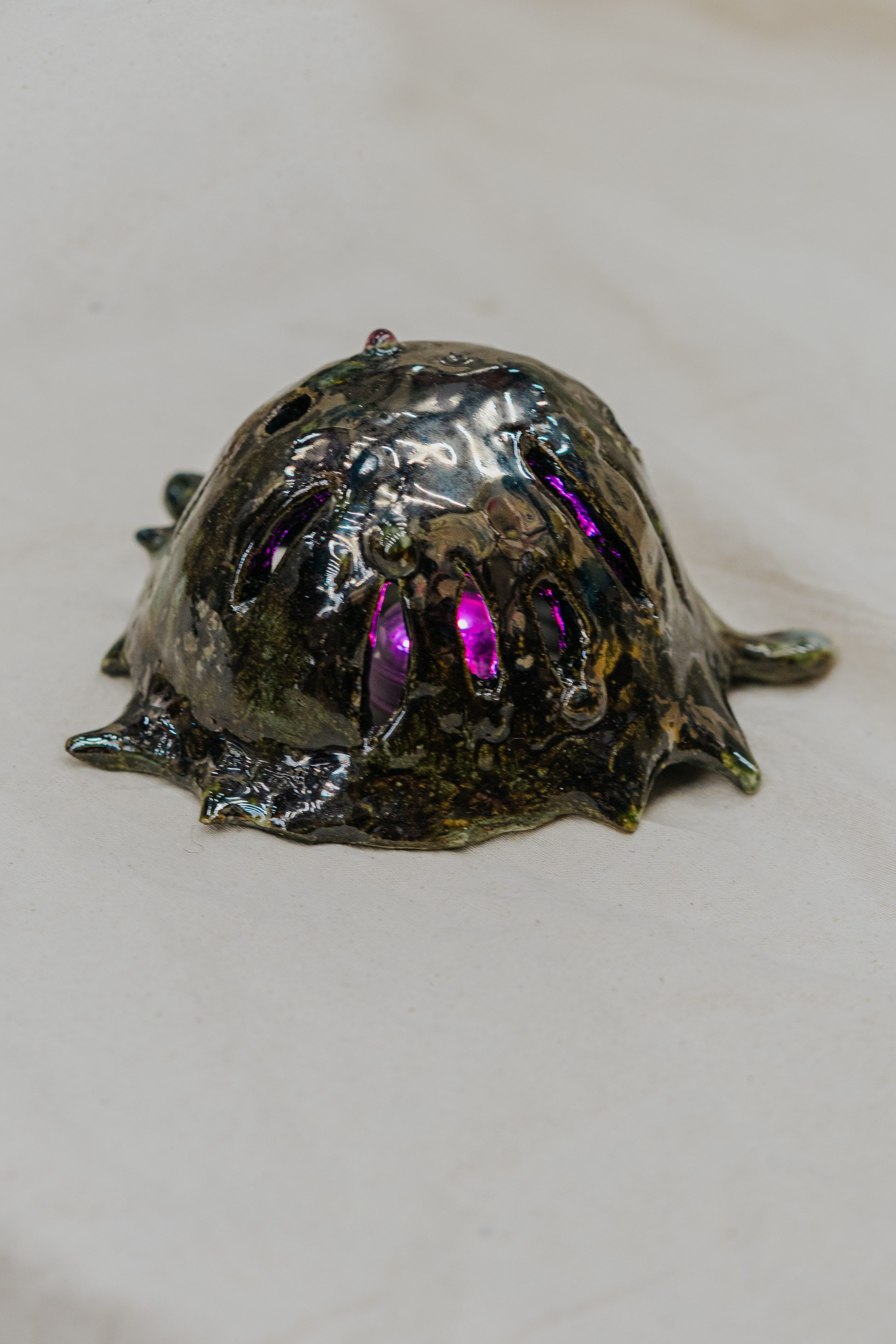 20250603101610_21719.jpg 潜(子)5.5 2024 陶瓷、灯 高5厘米 × 直径5.5厘米(1)(1).jpg