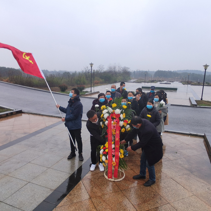 缅怀先烈，致敬英雄