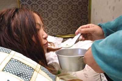 吸毒女员工盗同事十余万还毒债